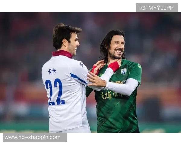 足球球星用心形图案展现热爱与力量，展现竞技场上的激情与温暖